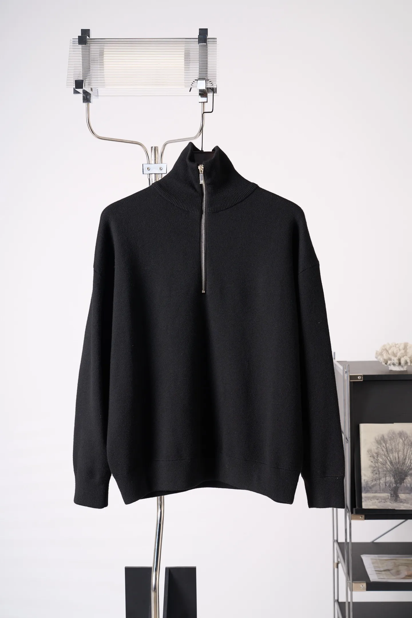 [In-Stock] CHANEL/Chanel Stand Collar Wool and Silk Logo Logo Pullover Sweater [In Stock] 36 38 40 42 Authentic 28,000 purchase and development, 46-count wool blended double-ply yarn, imported from Germany (SOTO) loom, hand-stitched logo, wool enzyme washing, customized 1:1 hardware, customized 1:1 zipper, customized 1:1 trademark, fitted version, hand washing recommended (this product is made of wool and is not easy to machine wash)